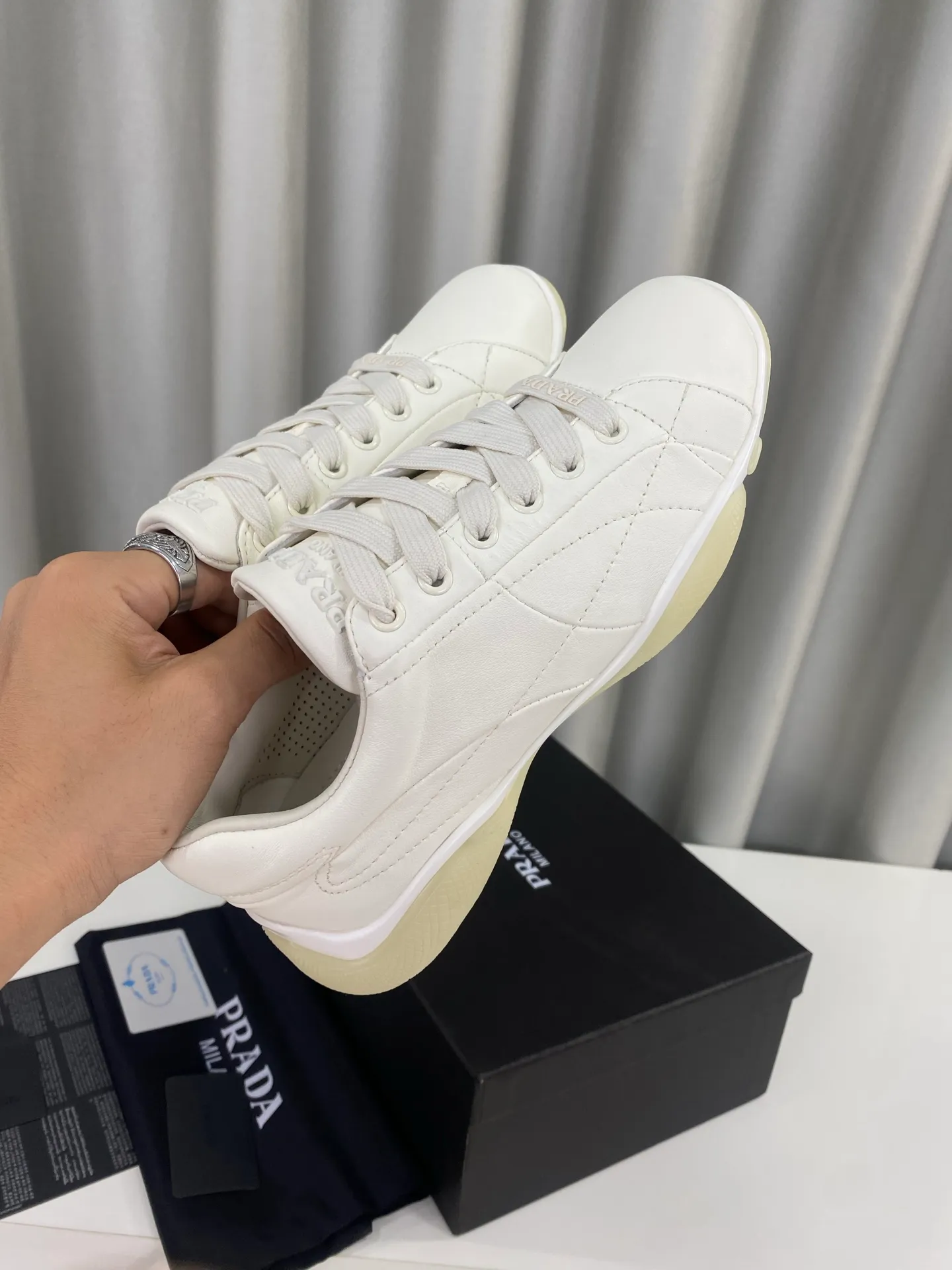 👟👟Ex-factory price 520👟👟 Prada 25ss spring and summer new moral training shoes casual shoes! Seikoly manufactured, even stitching, leather texture visible, multi-color stitching, fashionable and generous, soft, comfortable and breathable, decorated with PRADA letter logo on the outside It comes with a fabric lining, silver-plated logo cowhide foot pads, and P's exclusive rubber outsole. The details are meticulously crafted, making it a versatile item for travel! ▪Upper: Made of original imported cowhide ▪Inner foot pads: sheepskin ▪Sole: Original customized rubber outsole ▪Size: 35-40 (40 orders are not returnable)